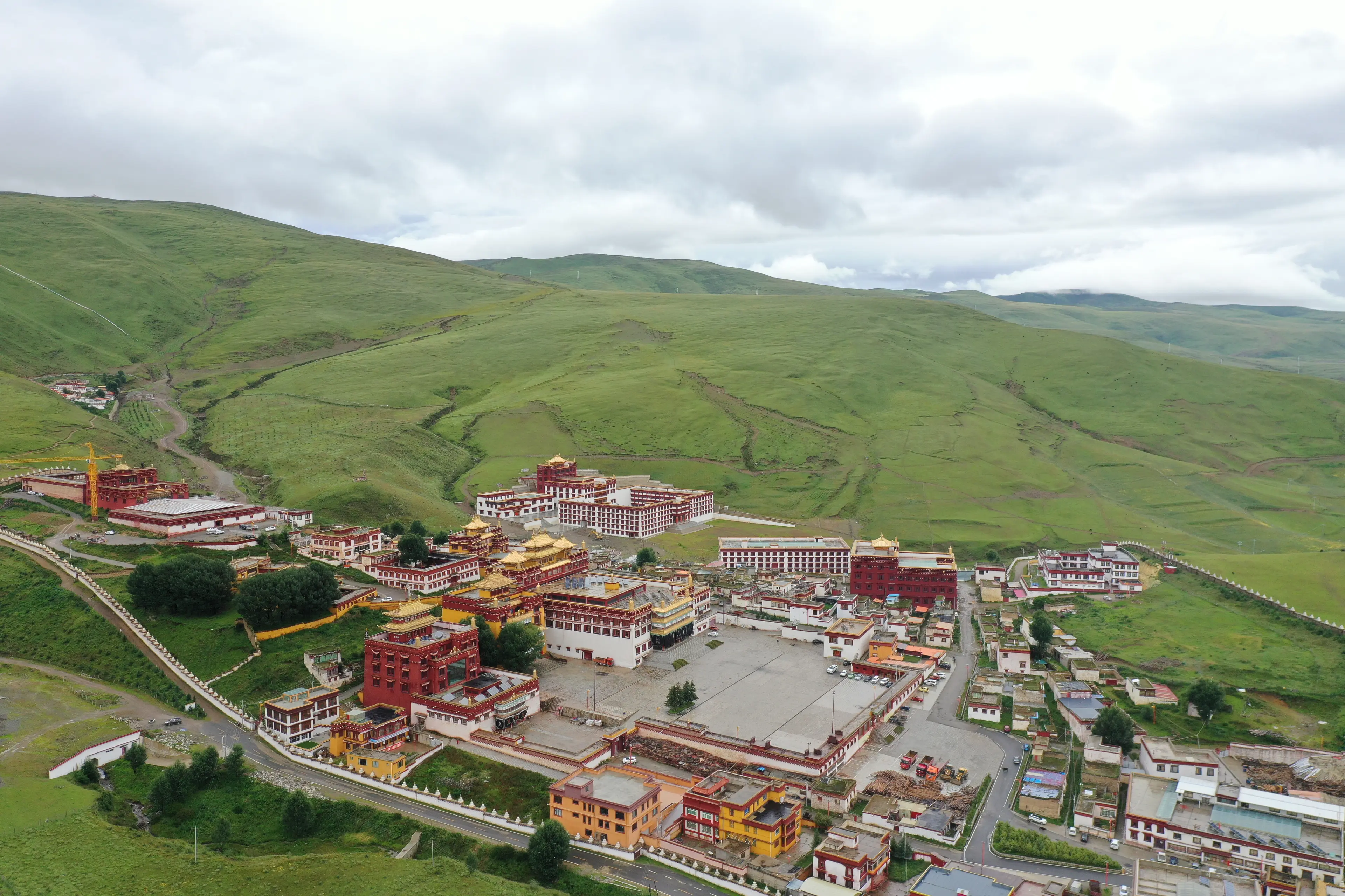Tibetan monastery at Litang, landscape