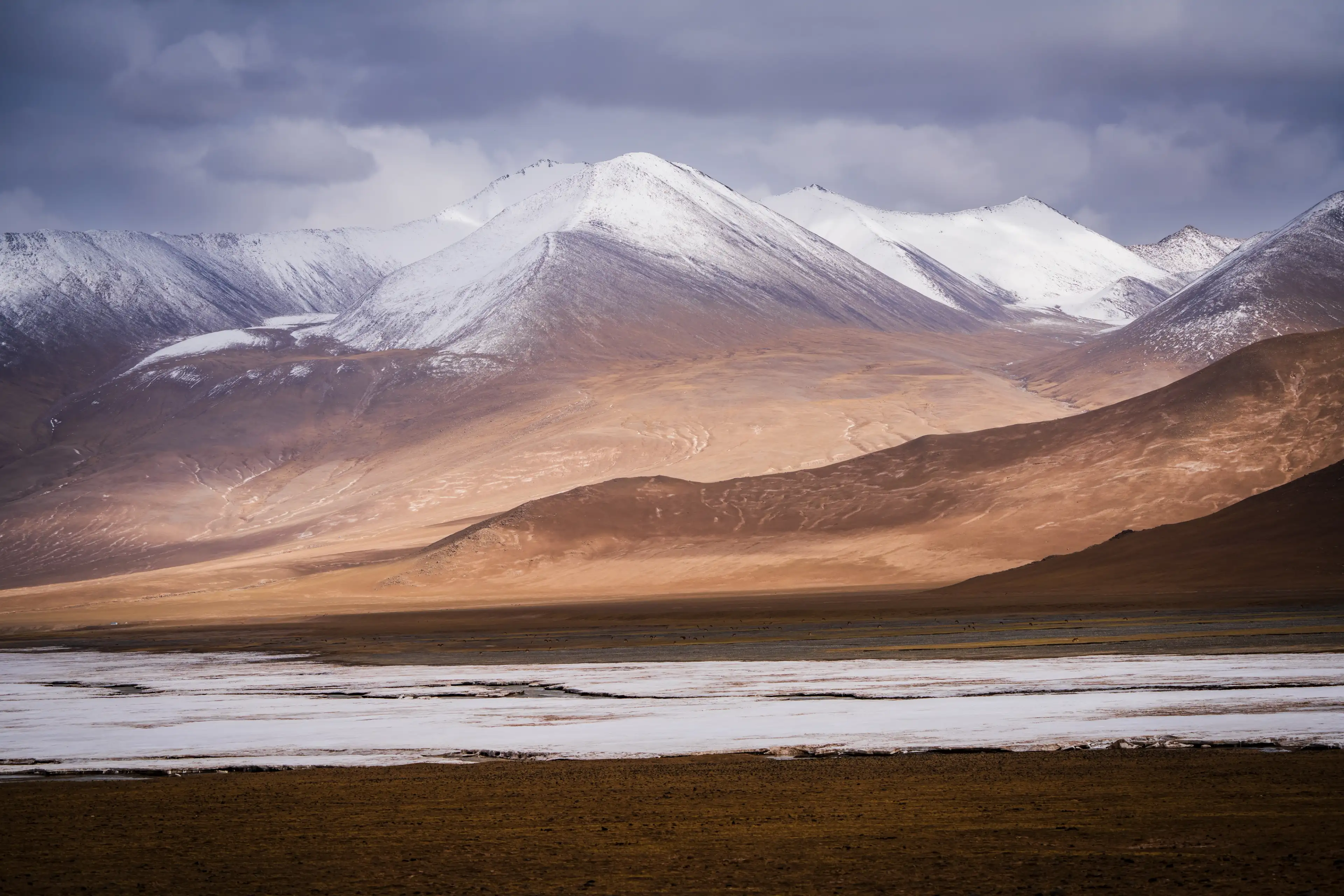 Snow-capped mountains and open plateau flats in Hoh Xil
